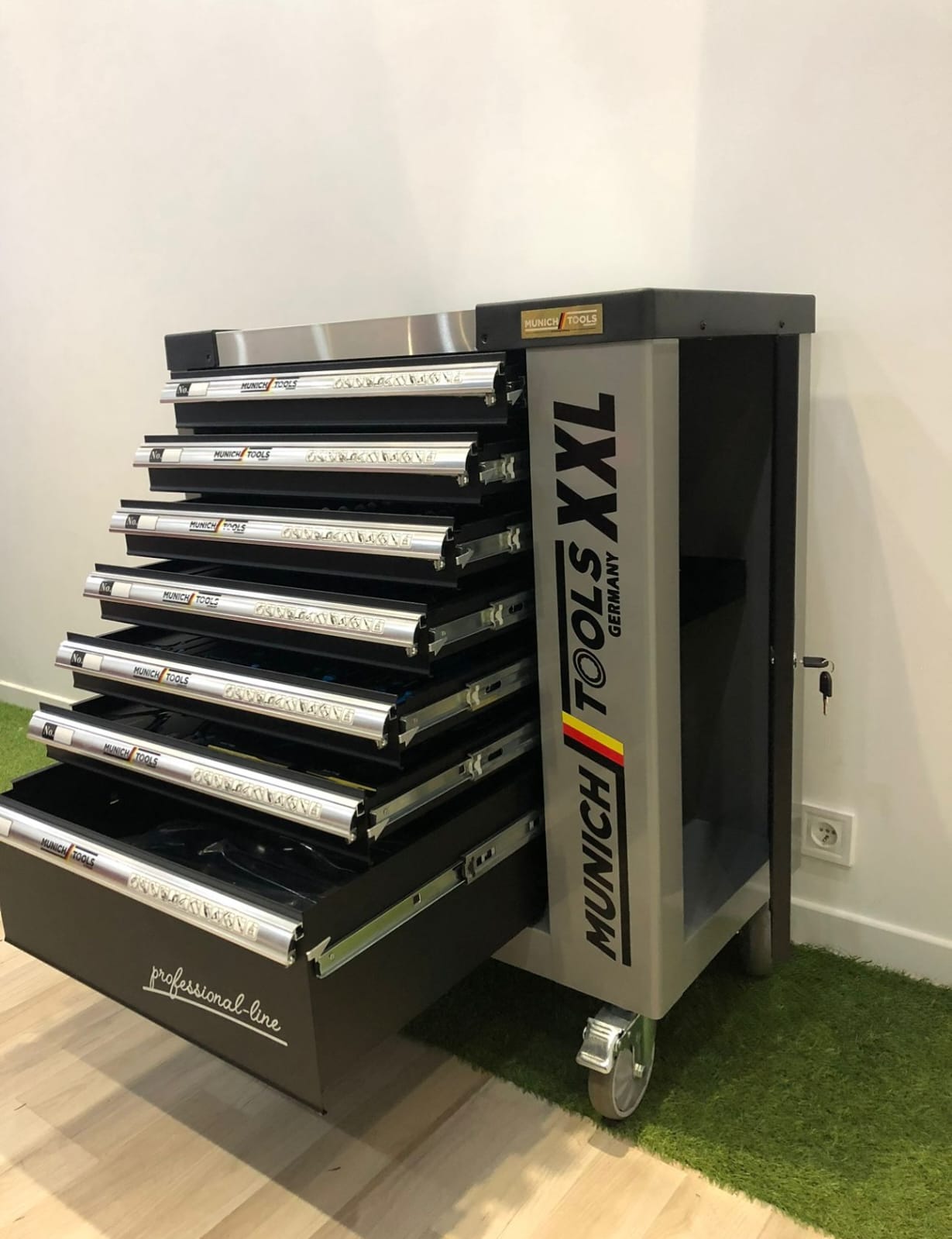 Servante d'atelier de 7 tiroirs dont 6 outillés de chez Munich Tools XXL 🇩🇪